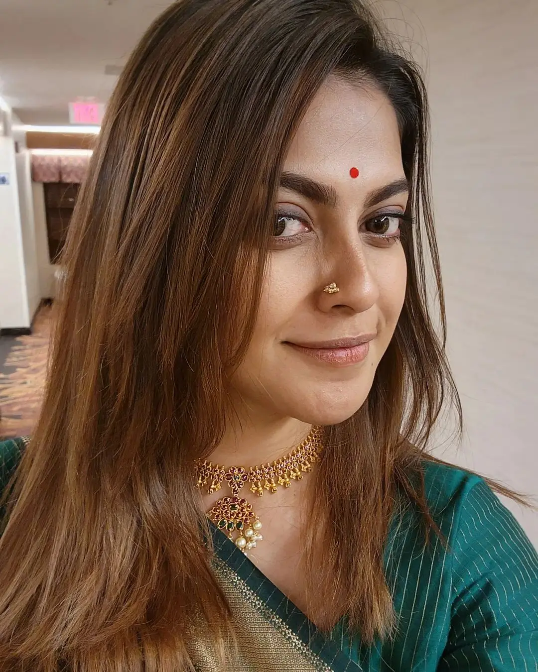 ANUSREE NAIR WEARING BEAUTIFUL EARRINGS JEWELLERY GREEN SAREE BLOUSE